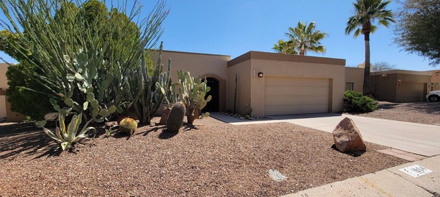 Modern ranch house in East Tucson is set up for a perfect temporary stay