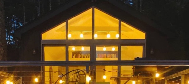 Modern Riverfront Bungalow, Fireplace, 20 min to Hudson & Windham