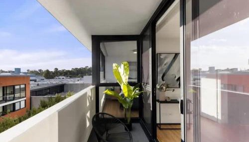 Modern Riverside Retreat near Yarra River & CBD