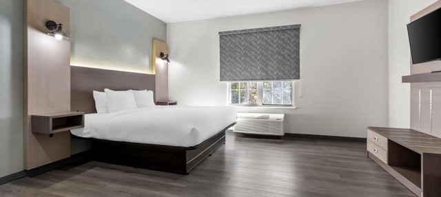 Modern Room with Fully Equipped Kitchen for Couples or Solo Trips in Columbia