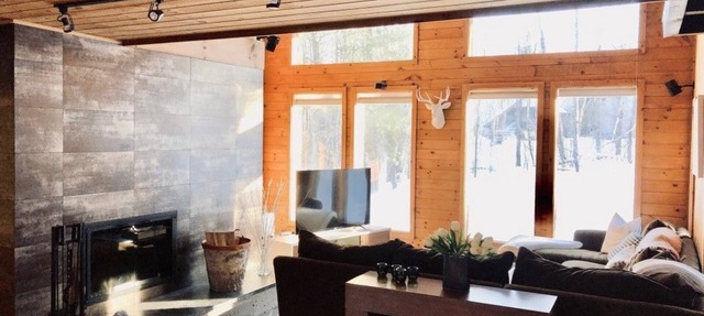 Modern-Rustic Style, Spacious, Suntec Townhouse. Hot tub & sauna.