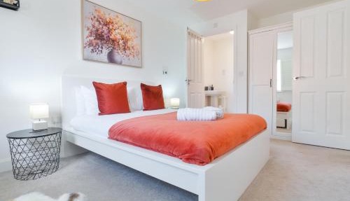 Modern Spacious 3 Bedroom House in Canterbury with En Suite and Free Parking Perfect for Contractors & Families