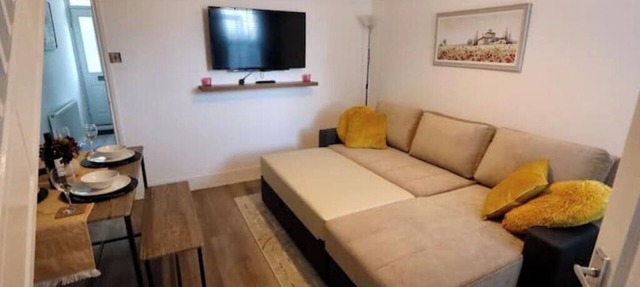 Modern, Spacious 3 Bedroom home Watford Junction