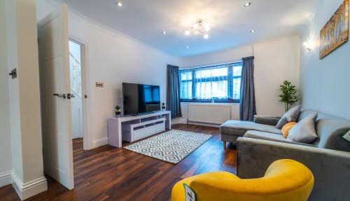 Modern Spacious 4 Bed Hayes Home with Free Parking