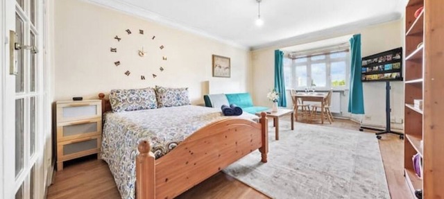 *Modern Spacious studio flat in Ealing*
