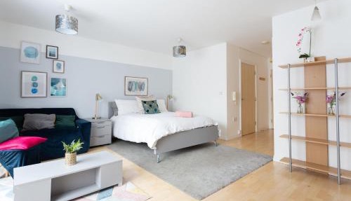 Modern Spacious studio close to station