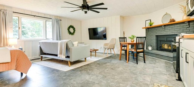 Modern Studio < 13 Mi to Saratoga Racetrack!