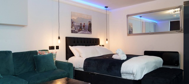 Modern Studio Apartment near Leeds City Centre - sleep 3 people
