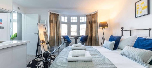 Modern Studio Close to London, EV Charger