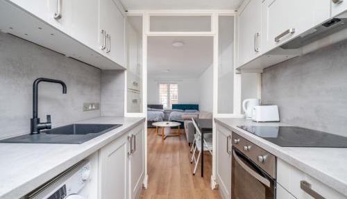 Modern Studios, Garden, 2 Double Beds, 3 min to Tube, Fast WiFi