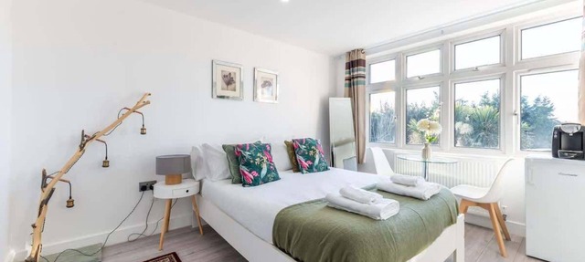 Modern Surrey Studio - Easy Access to London