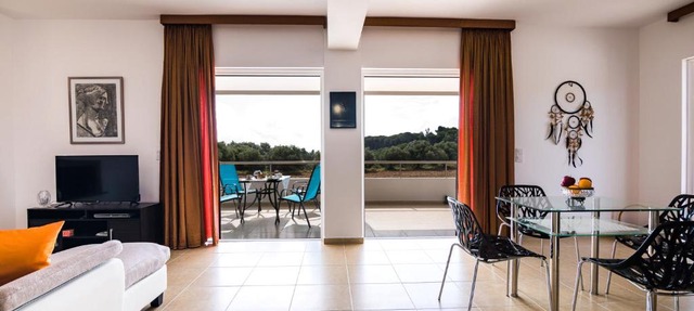 Modern Villa Broumas - A Spacious Haven