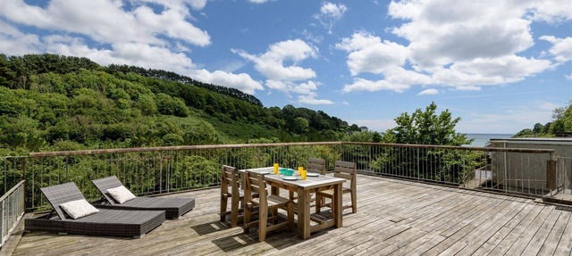 Modern villa for four with large balcony and sea views, two minute walk from the beach!