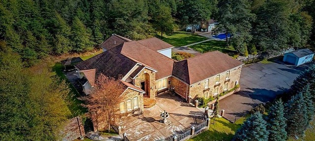 Modern Villa with Sauna, Pool & Panoramic Views in Bushkill, Pennsylvania