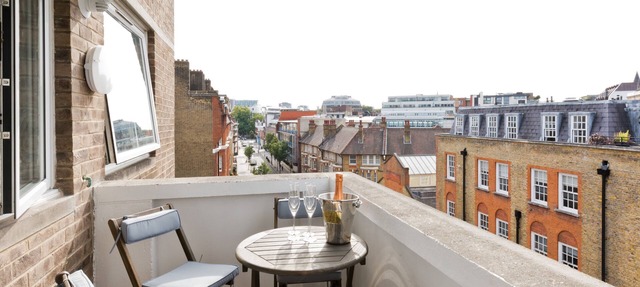 Modern Westminster Flat with Balcony Views, Walk to Big Ben & West End