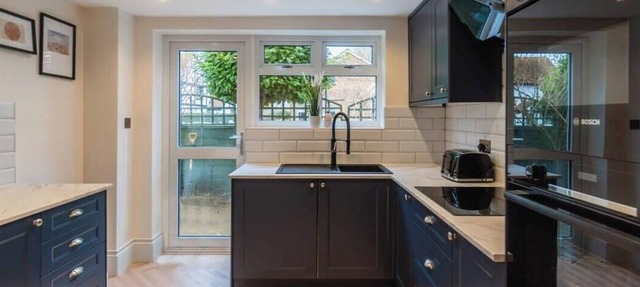 Modern Windsor 4 Bed Home W/Parking - By Tempstay