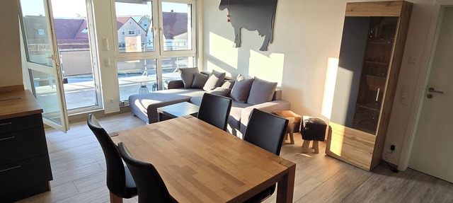 Moderne 3 Zimmer Wohnung Panorama mit Großem Balkon für 4P. + Wifi und Parkplatz