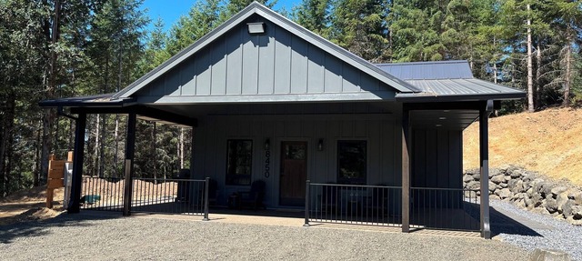Moody 2-bedroom private cabin minutes from Spirit Mountain casino