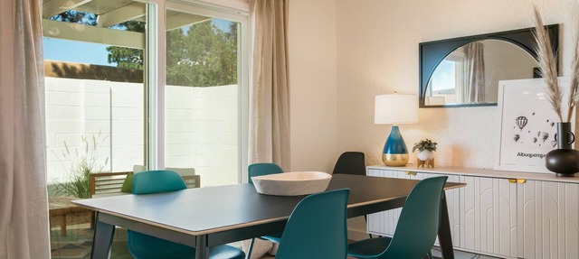 MOON HAVEN: Stylish 2-Bedroom Retreat with Patio
