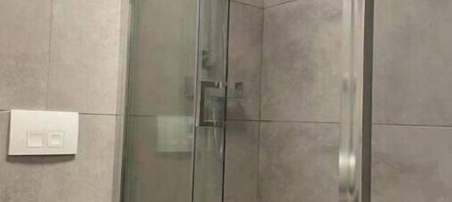 Morden flat close to DLR station with free parking