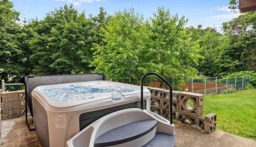 Mount Washington Home with Private Deck Sleeps 16