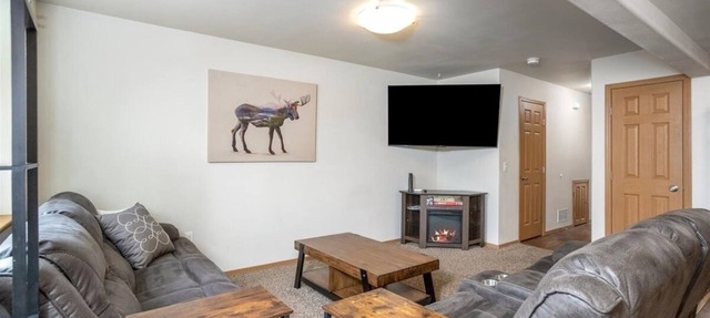 Mountain View Haven - Luxe Townhouse with King Suite & Warm Garage