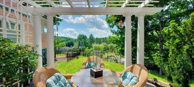 Mountain Views: Beautiful Nestlenook Farm Home!