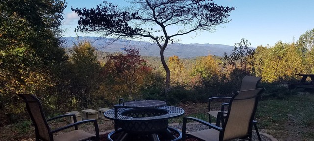 Mountaintop suite, mountain views, one level, King bed, pet friendly, accessible