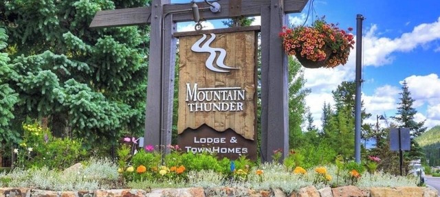 MTN. Thunder 2BR/2BA Corner Unit - 2 Queens in guest bedroom - 1 Block from Town