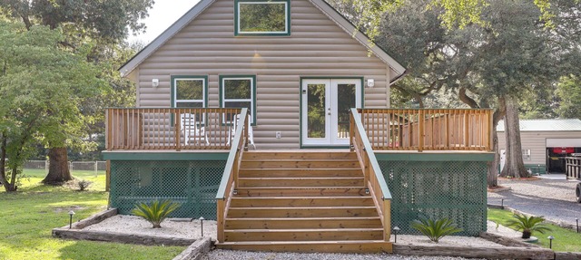 Multi-Level Bonneau Cabin: Walk to Lake!