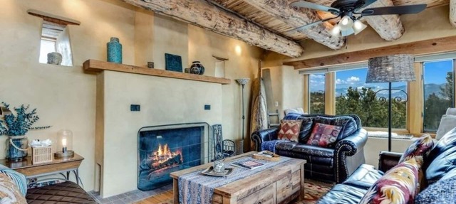 MULTI-LEVEL TANO RD ARTIST RETREAT - SLEEPS 8 Adults & Children 5 and under