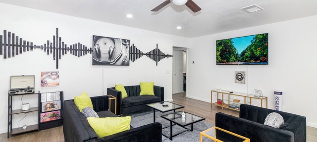 Music themed home, PacMan Arcade, Sleeps 9, BBQ, Fire Pit, Wi-Fi