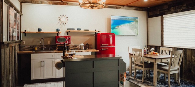 MyFarm Stay/Rustic Barn Charm with Modern Comforts/walk to dining. Pet-Friendly!