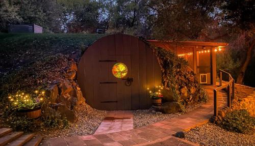 Myrinn-Hobbit Cottage on the Creek Storybook Stay
