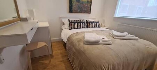 Neon Heights 2 bed Luton town centre