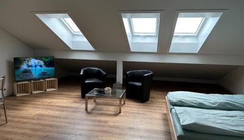 Neue Einzimmer Dachwohnung