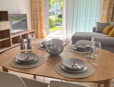 Neue Unterkunft mit Terrasse und TG-Stellplatz