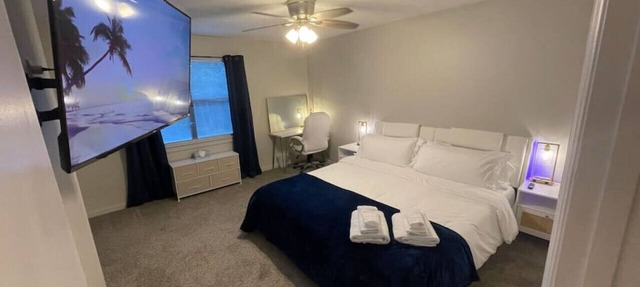 NEW! 2 King Beds, 86` RokuTV, LED Headrests & Grill