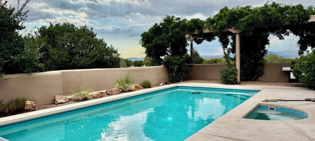 NEW LISTING - Bramasole - Mountain views, Pool, Spa/Hot Tub, 15 minutes to town.