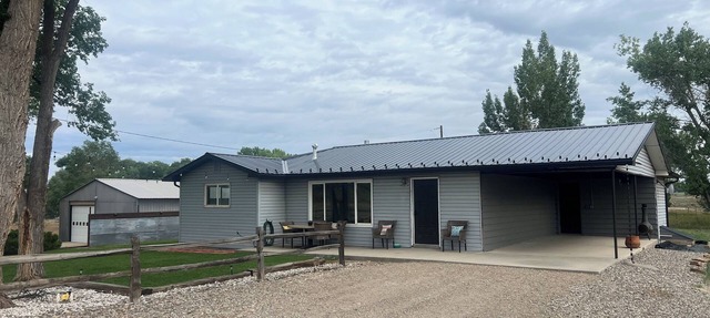 NEW LISTING!Quiet Country House located just 2 miles out of town