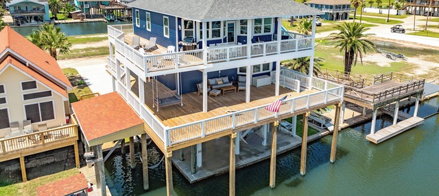 NEW Luxury Waterfront @San Luis Pass 2 Primary Suites, Family Friendly Sleeps 18