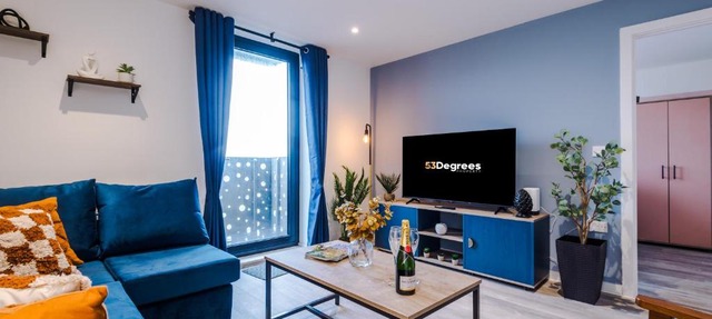 NEW! Pristine 2-Bed Flat on Liverpool by 53 Degrees Property, Amazing Location, Sleeps 6!