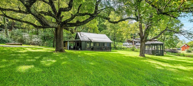 New River Views & Access - Hot Tub, Gazebo, Fire Pit, Next to Riverside Canoeing!