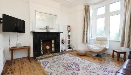 NEW Spacious, Bright & Chic-4BR, 2Bath House-Parking-By FabAccommodation