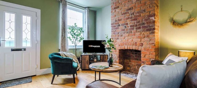 NEW! Stylish home, amazing location, sleeps 6!
