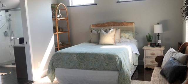 Newly Constructed Modern 1 Bedroom Apartment with Luxury Shower ~ Sleeps 3