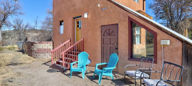 Newly Updated Dixon Wine House. 2 Bedroom 3 Story with room for 8.