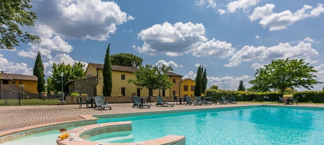Nice apartment in villa for 4 people with pool, A/C, WIFI, TV and parking