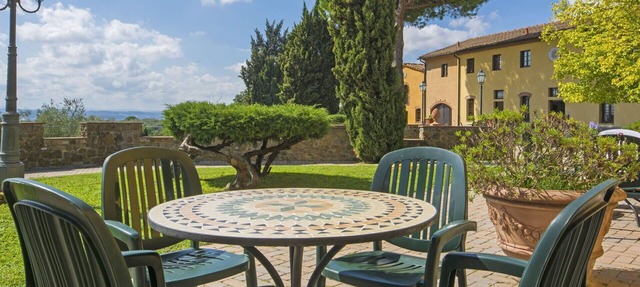 Nice apartment in villa for 6 people with pool, A/C, WIFI, TV and parking