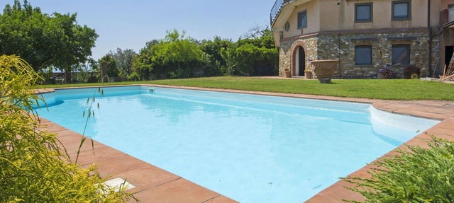 Nice apartment in villa for 4 people with WIFI, A/C, pool, TV and parking